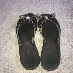 guess bow tie flip flops